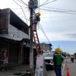 CFE repara transformador en Cuajinicuilapa