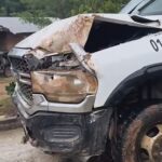 Camioneta repartidora termina dentro de un domicilio en Tlaxcalixtlahuaca