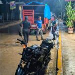 Camioneta derriba una motocicleta estacionada en San Luis Acatlán
